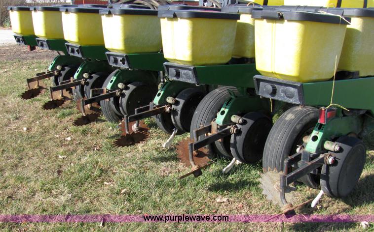 image for item 2326 1988 John Deere 7200 planter
