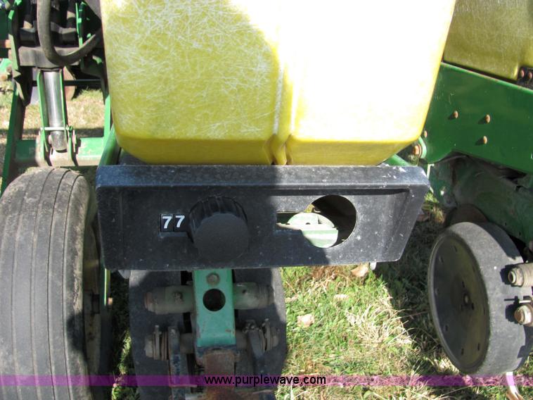 image for item 2326 1988 John Deere 7200 planter