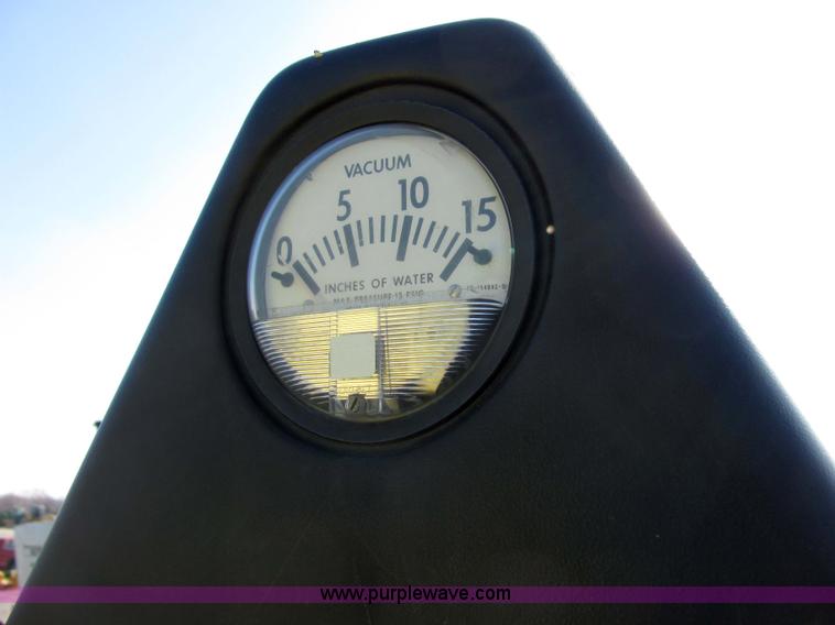 image for item 2326 1988 John Deere 7200 planter