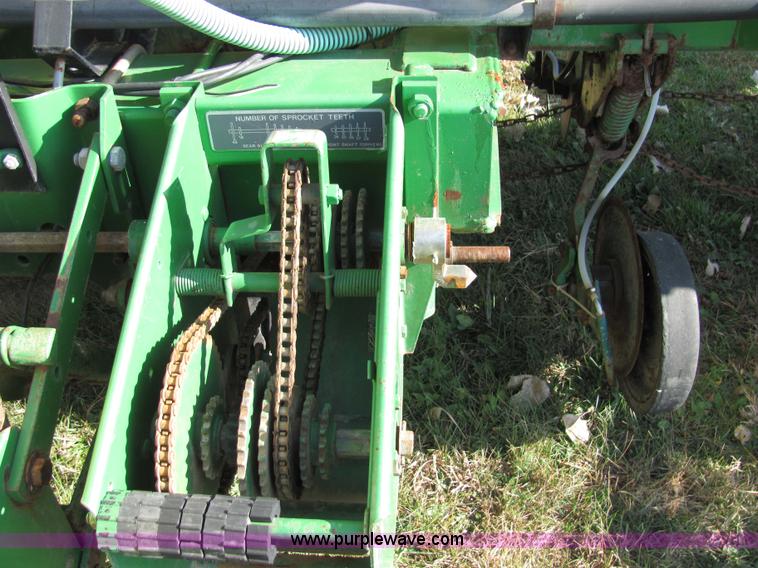 image for item 2326 1988 John Deere 7200 planter