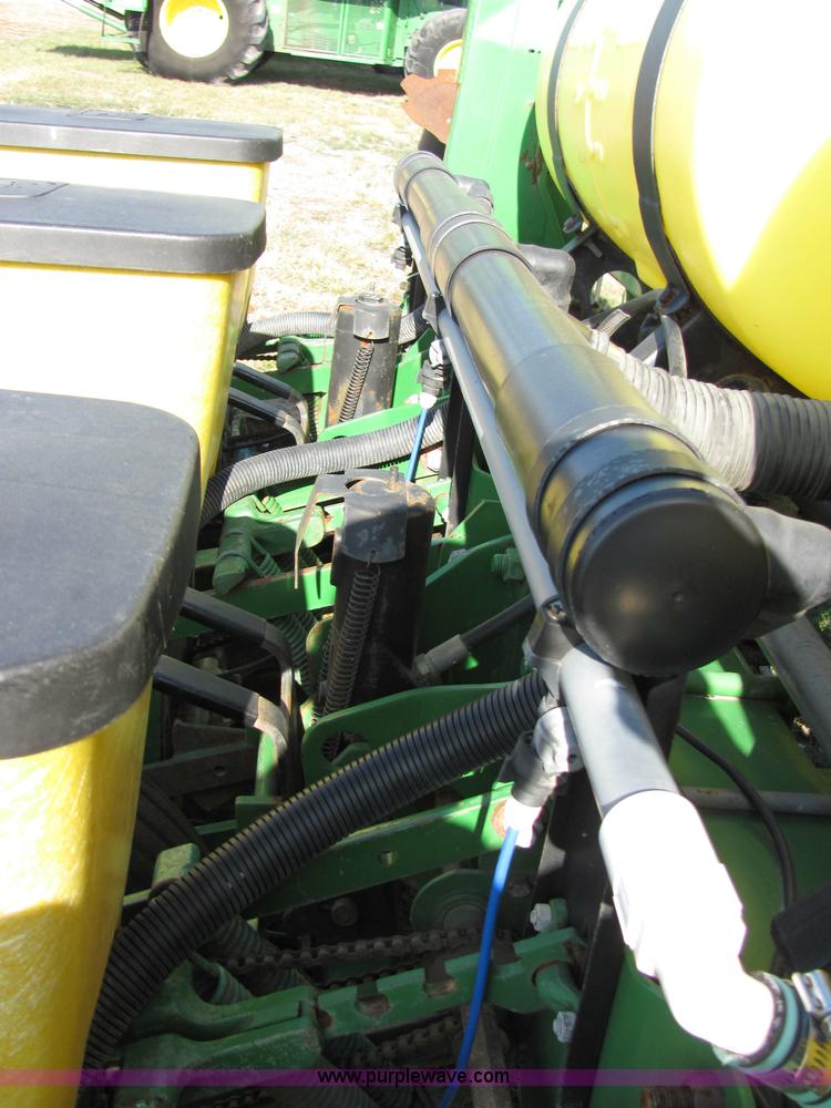 image for item 2326 1988 John Deere 7200 planter