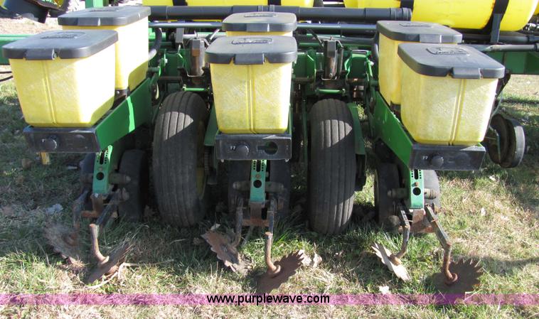 image for item 2326 1988 John Deere 7200 planter