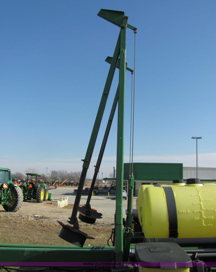 image for item 2326 1988 John Deere 7200 planter