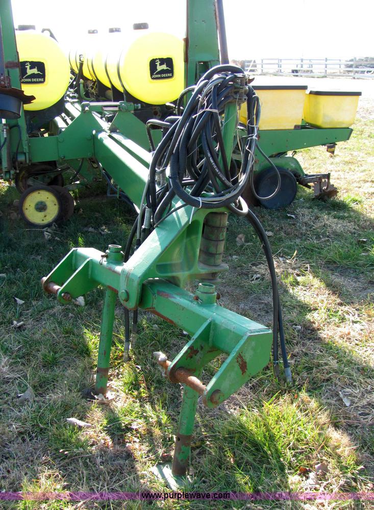 image for item 2326 1988 John Deere 7200 planter