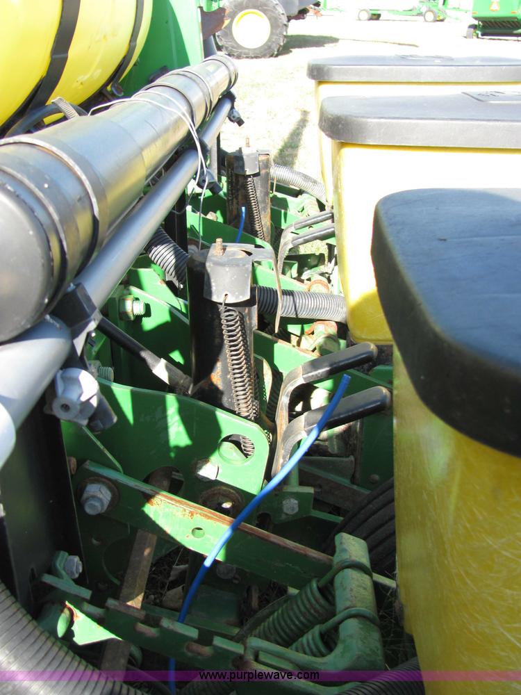 image for item 2326 1988 John Deere 7200 planter