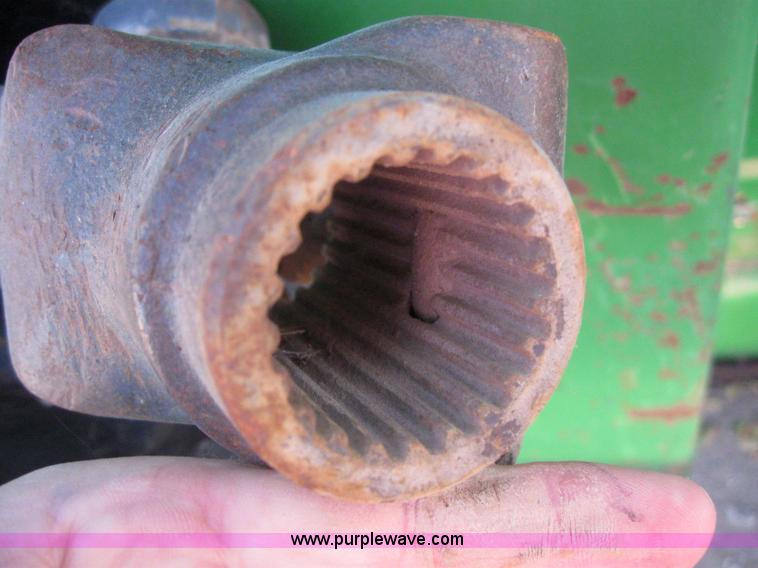 image for item 3102 1998 John Deere 1293 corn head