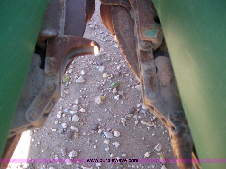 image for item 3102 1998 John Deere 1293 corn head