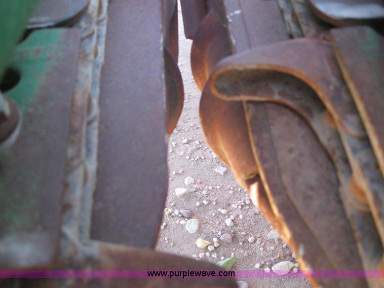 image for item 3102 1998 John Deere 1293 corn head