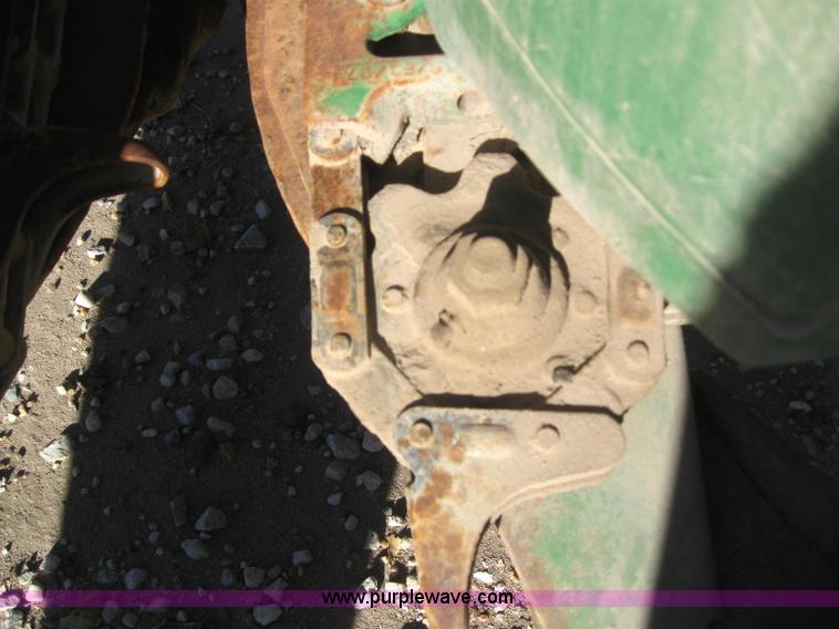 image for item 3102 1998 John Deere 1293 corn head