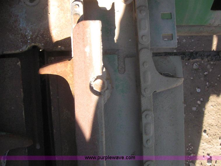 image for item 3102 1998 John Deere 1293 corn head