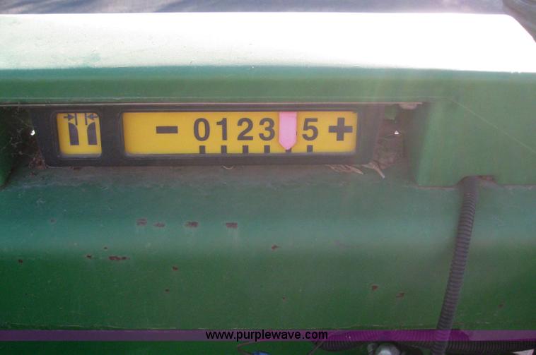 image for item 3102 1998 John Deere 1293 corn head