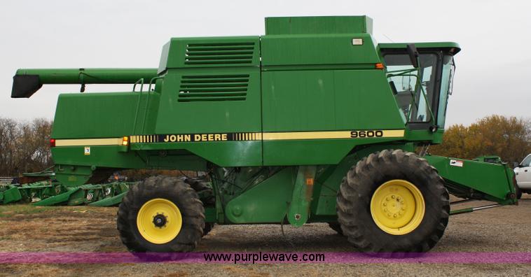 image for item 4719 1990 John Deere 9600 RWA combine