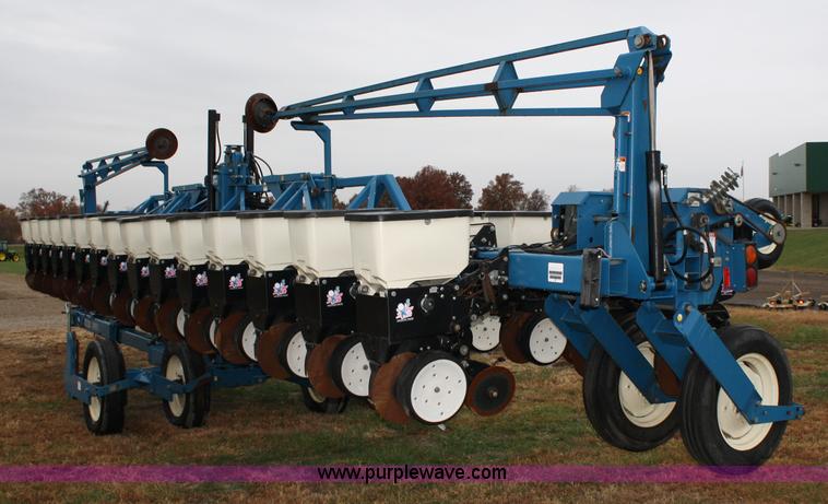 image for item 4720 Kinze 3600 16/31 twin-line planter