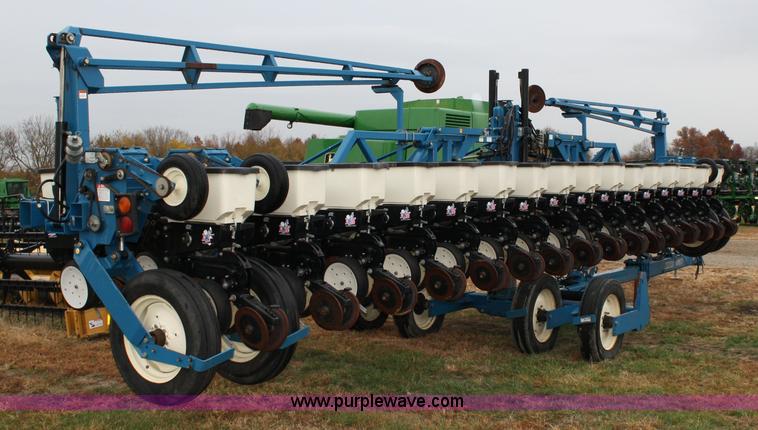 image for item 4720 Kinze 3600 16/31 twin-line planter