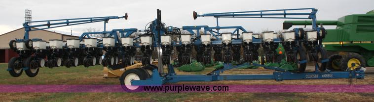 image for item 4720 Kinze 3600 16/31 twin-line planter