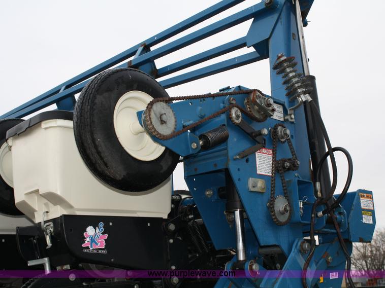image for item 4720 Kinze 3600 16/31 twin-line planter