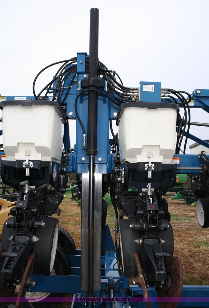 image for item 4720 Kinze 3600 16/31 twin-line planter