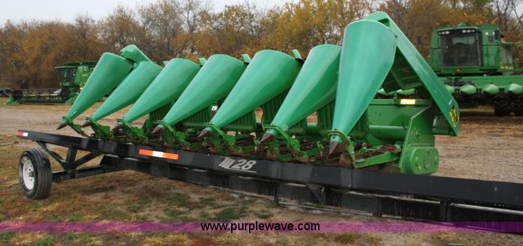 image for item 4721 John Deere 693 corn head