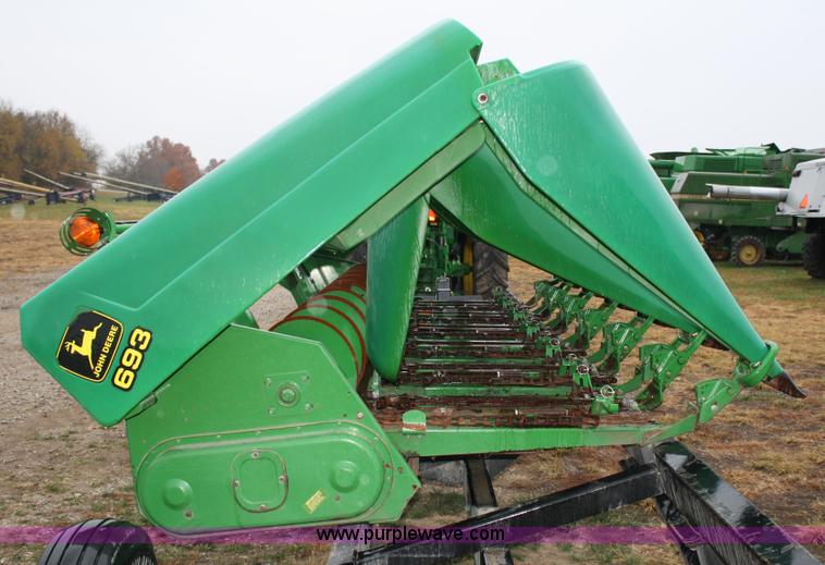 image for item 4721 John Deere 693 corn head