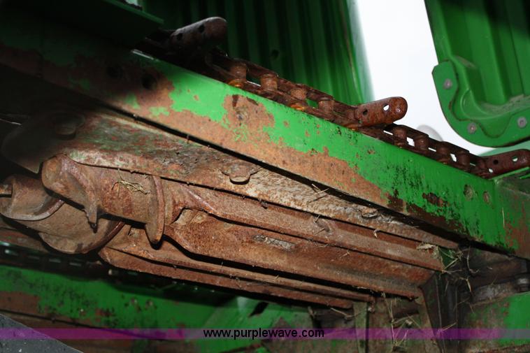 image for item 4721 John Deere 693 corn head