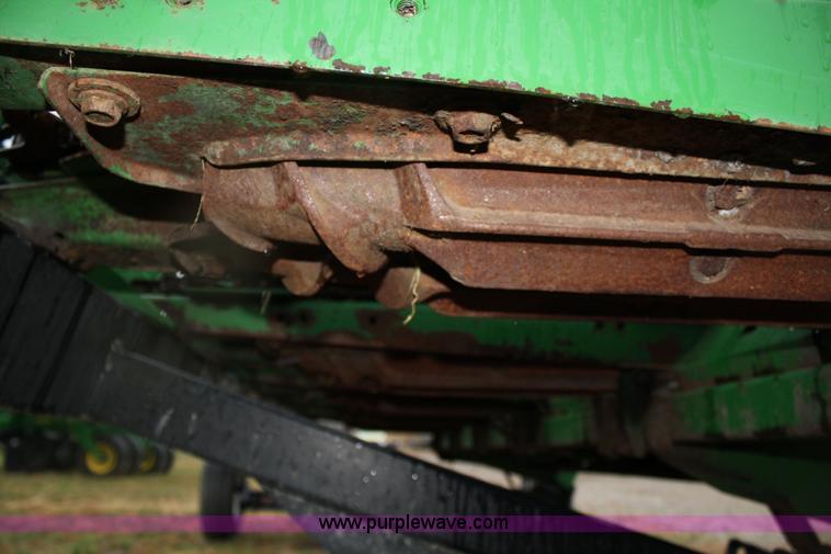 image for item 4721 John Deere 693 corn head