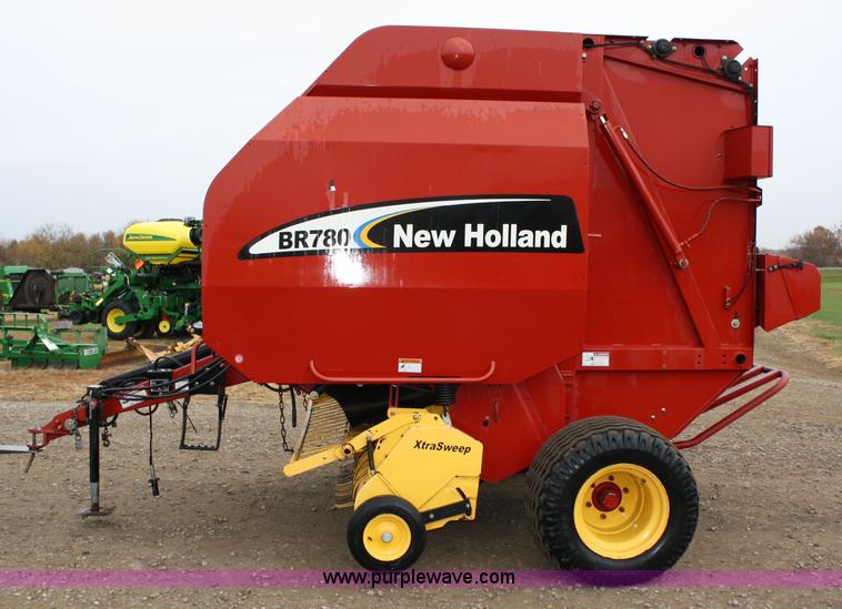 image for item 4725 2004 New Holland BR780 5'x6' round baler