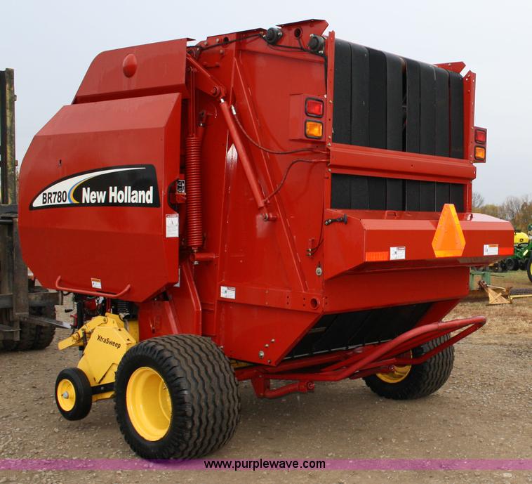 image for item 4725 2004 New Holland BR780 5'x6' round baler
