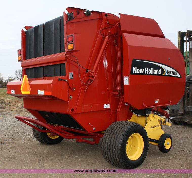 image for item 4725 2004 New Holland BR780 5'x6' round baler