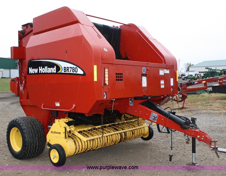 image for item 4725 2004 New Holland BR780 5'x6' round baler