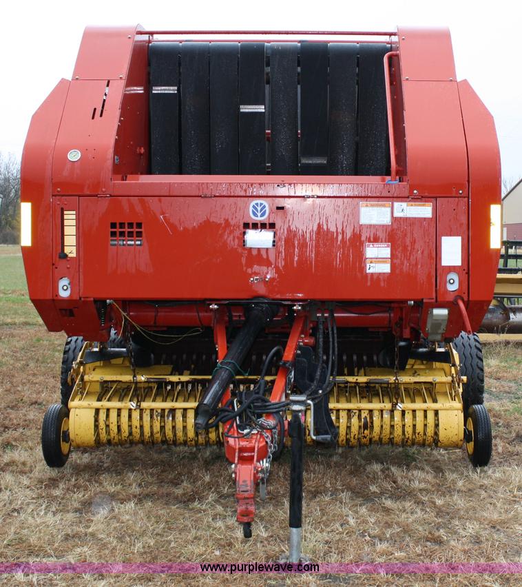 image for item 4725 2004 New Holland BR780 5'x6' round baler