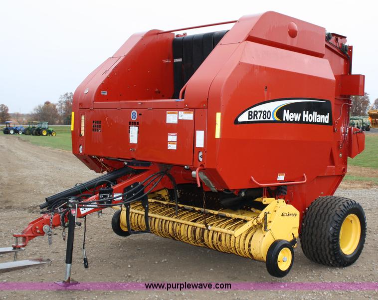 image for item 4725 2004 New Holland BR780 5'x6' round baler