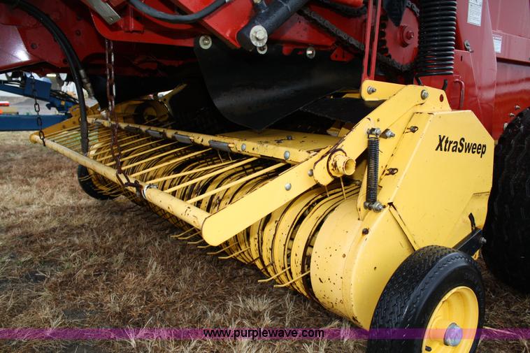 image for item 4725 2004 New Holland BR780 5'x6' round baler