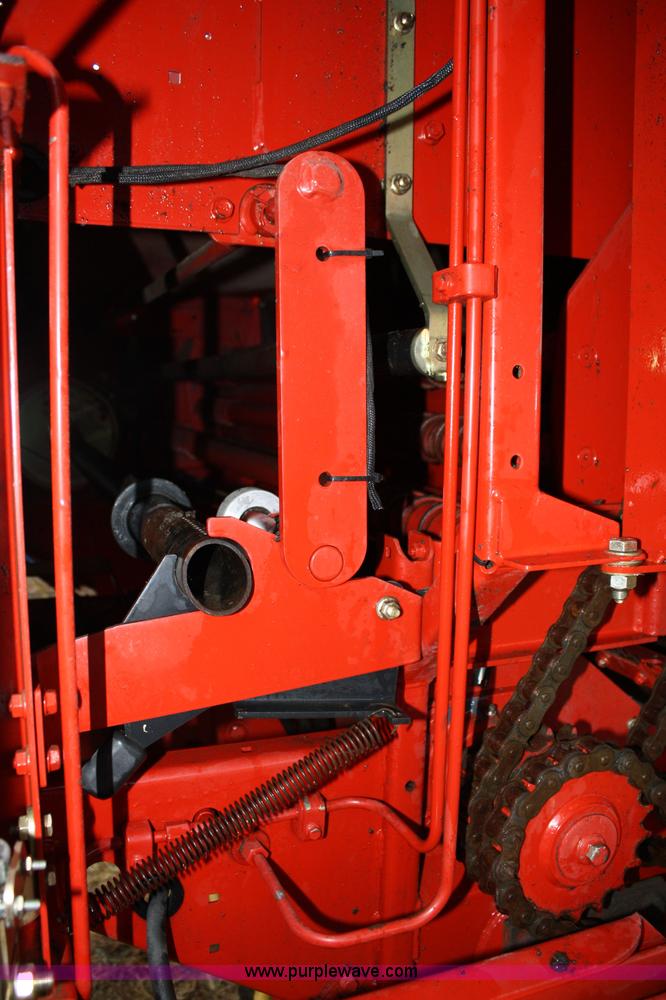 image for item 4725 2004 New Holland BR780 5'x6' round baler