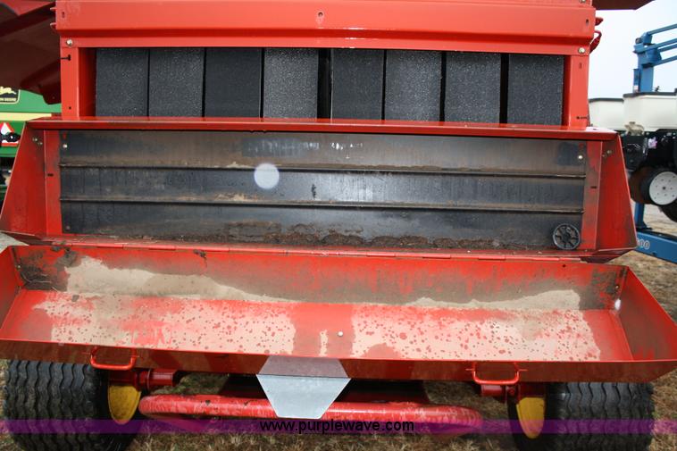 image for item 4725 2004 New Holland BR780 5'x6' round baler