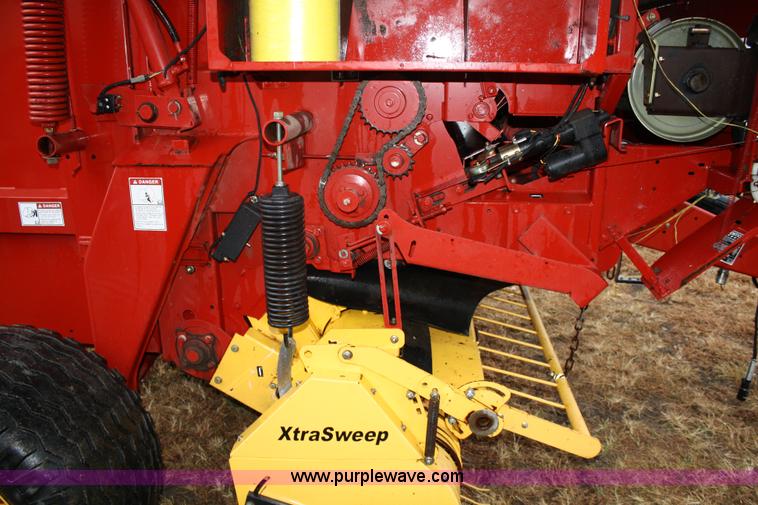 image for item 4725 2004 New Holland BR780 5'x6' round baler