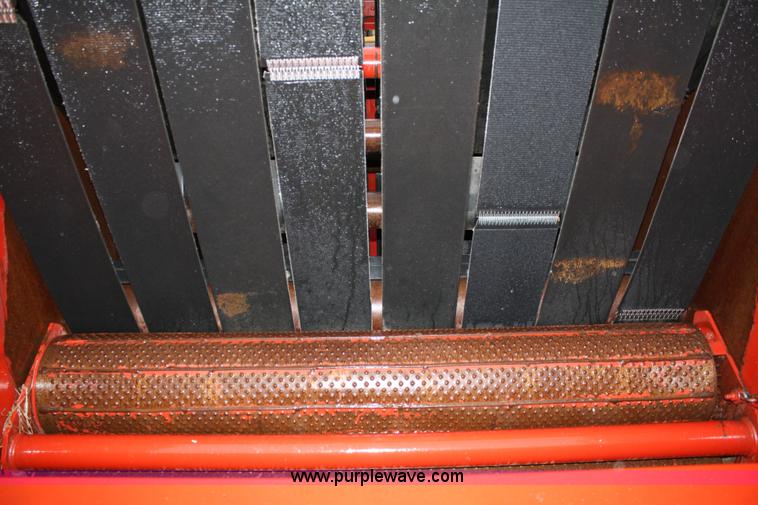 image for item 4725 2004 New Holland BR780 5'x6' round baler