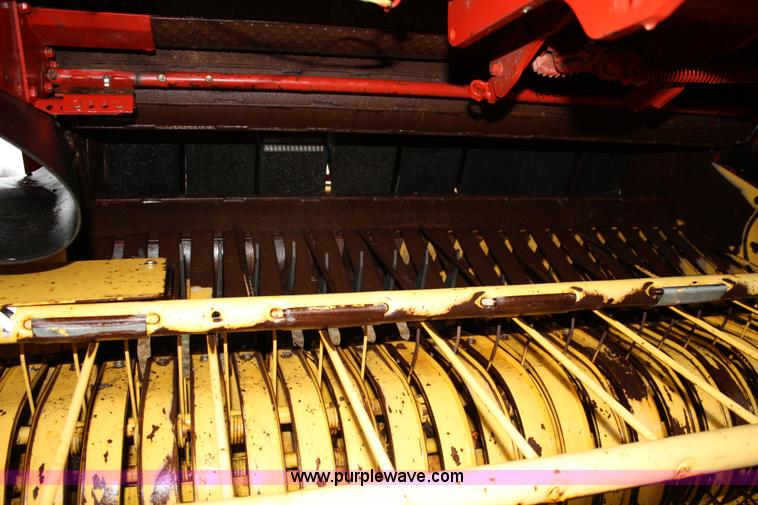 image for item 4725 2004 New Holland BR780 5'x6' round baler