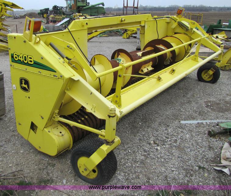 image for item 5125 2004 John Deere 640B forage pickup head
