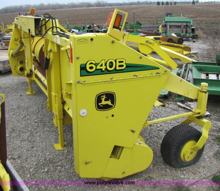 image for item 5125 2004 John Deere 640B forage pickup head
