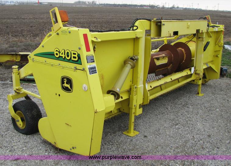 image for item 5125 2004 John Deere 640B forage pickup head