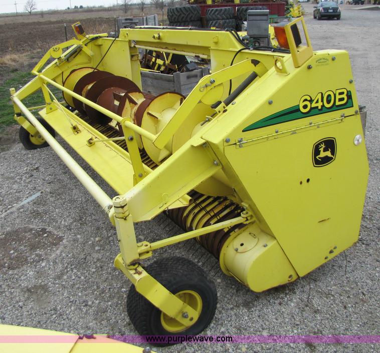 image for item 5125 2004 John Deere 640B forage pickup head