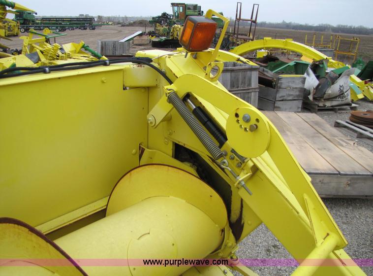 image for item 5125 2004 John Deere 640B forage pickup head