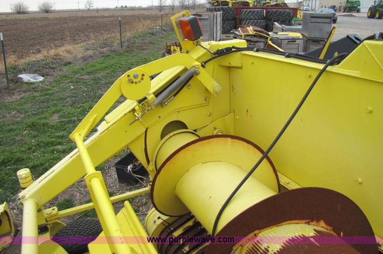 image for item 5125 2004 John Deere 640B forage pickup head