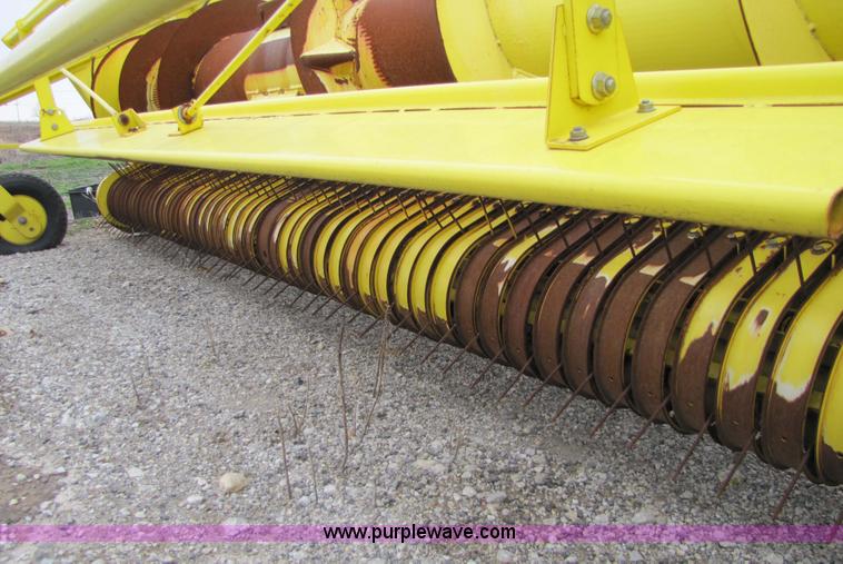 image for item 5125 2004 John Deere 640B forage pickup head