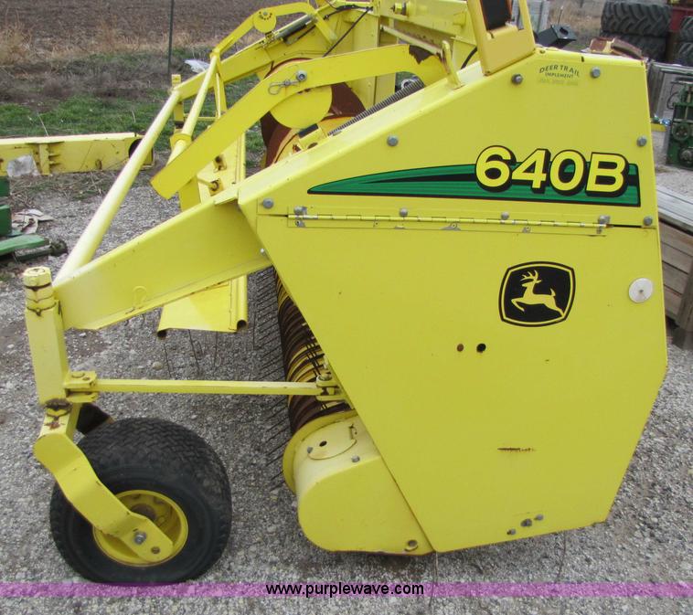 image for item 5125 2004 John Deere 640B forage pickup head