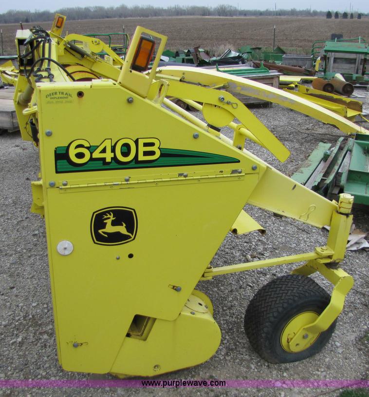 image for item 5125 2004 John Deere 640B forage pickup head