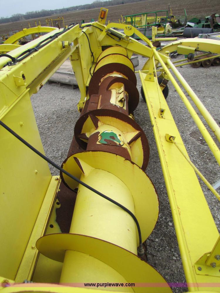 image for item 5125 2004 John Deere 640B forage pickup head