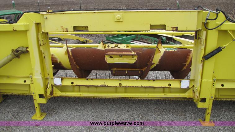 image for item 5125 2004 John Deere 640B forage pickup head