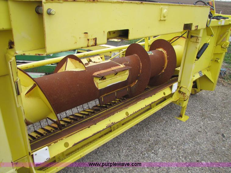 image for item 5125 2004 John Deere 640B forage pickup head