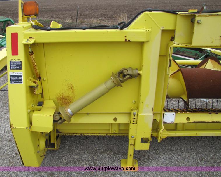 image for item 5125 2004 John Deere 640B forage pickup head